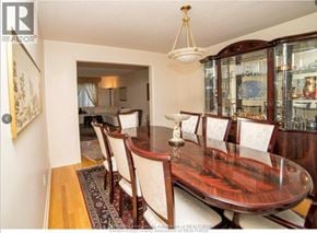 Windsor apartment for rent - A dining room with a wooden table and chairs.