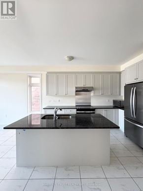 East Gwillimbury (Holland Landing) apartment for rent - A kitchen with a black counter top and stainless steel appliances.