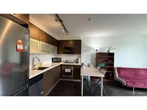 Surrey apartment for rent - A modern kitchen with a dining table and chairs.