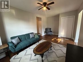 Port Colborne (Killaly East) apartment for rent - A living room with a green couch and a ceiling fan.