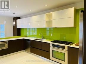 Richmond Hill (Westbrook) apartment for rent - A modern kitchen with a green backsplash and white cabinets.