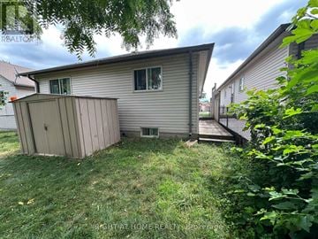 London North (North B) townhouse for rent - A backyard with a shed and a deck.