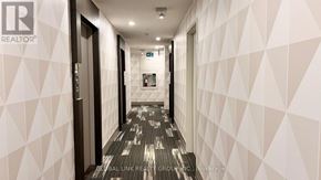 Markham (Unionville) condo for rent - A hallway with a carpeted floor and a geometric patterned wallpaper.