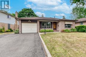 Oakville (Fa Falgarwood) apartment for rent - A house with a garage and a driveway in front of it.