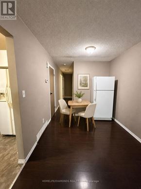 Welland (N. Welland) apartment for rent - A dining area with a table and chairs is shown.