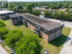 London apartment for rent - A large apartment complex with a parking lot in front.