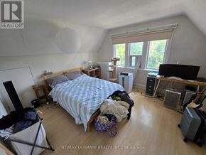 Toronto (High Park-Swansea) multi-family for rent - A bedroom with a bed, desk, and chair.