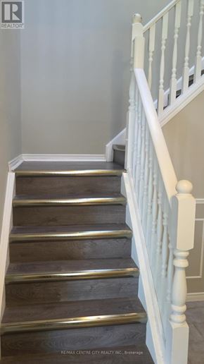 London North (North I) apartment for rent - A staircase with a white railing and wooden steps.