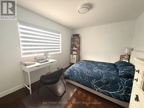 Toronto (Trinity-Bellwoods) townhouse for rent - A bedroom with a bed, desk, and chair.