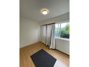 Surrey apartment for rent - A room with a window and a curtain.