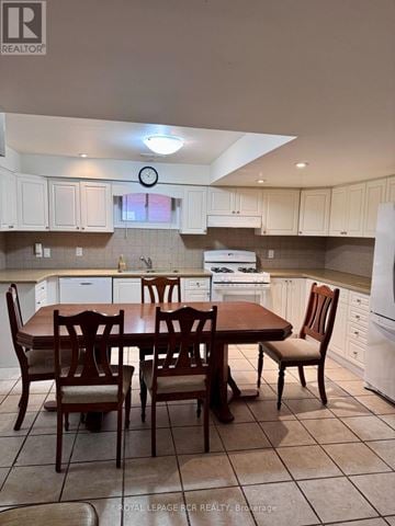 Vaughan (West Woodbridge) apartment for rent - A kitchen with a table and chairs.