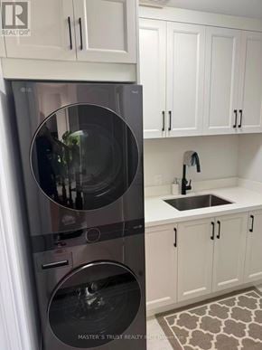 Oakville (Jc Joshua Creek) townhouse for rent - A kitchen with a fridge and a sink.