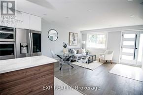 Oakville (Wo West) apartment for rent - A modern kitchen with a dining table and chairs.