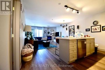 Oro-Medonte (Horseshoe Valley) condo for rent - A well-lit kitchen with a dining table and chairs, and a Christmas tree in the background.