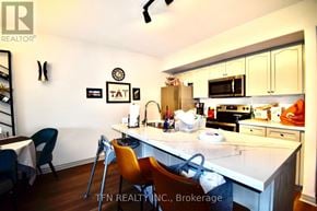 Oro-Medonte (Horseshoe Valley) condo for rent - A kitchen with a white countertop and a dining table with chairs.