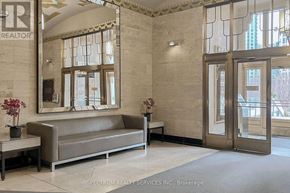 Toronto (Niagara) condo for rent - A reception area with a couch, table, and a mirror.