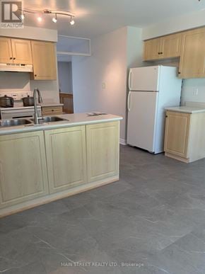 Georgina (Keswick South) apartment for rent - A kitchen with a sink, refrigerator, and cabinets.