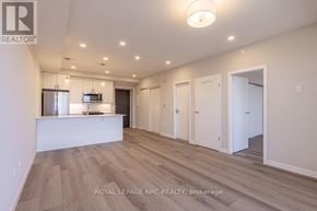 Port Colborne (Sugarloaf) condo for rent - A spacious room with a kitchen area and a bar.