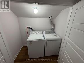 Bradford West Gwillimbury (Bradford) apartment for rent - A laundry room with a washer and dryer.
