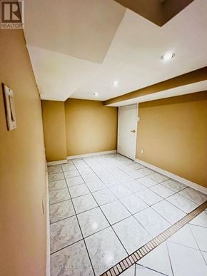 Vaughan (Vellore Village) apartment for rent - A spacious room with a marble floor and a skylight.