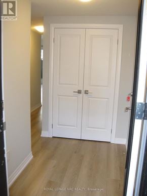 Niagara Falls (Morrison) house for rent - A white door with a glass window in the middle.