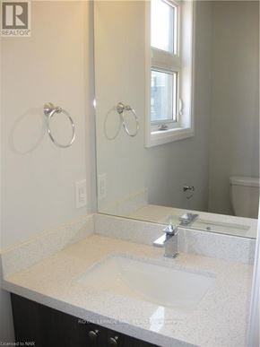 Niagara Falls (Morrison) townhouse for rent - A bathroom with a sink and mirror.