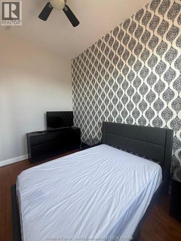 Windsor apartment for rent - A bedroom with a patterned wallpaper and a bed.