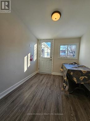 Toronto (Clairlea-Birchmount) apartment for rent - A room with a bed and a window.
