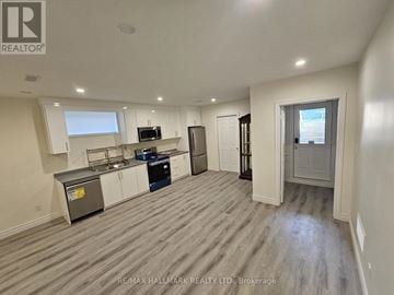 Richmond Hill (South Richvale) apartment for rent - A spacious kitchen with white cabinets and a microwave.