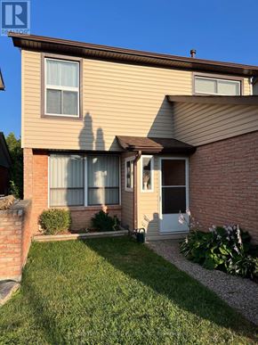 Brampton (Brampton West) apartment for rent - A house with a brown siding and a brick pillar.
