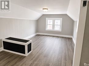 Welland (Welland Downtown) triplex for rent - A room with a window and a bench in it.