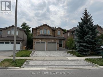 Richmond Hill (Oak Ridges Lake Wilcox) apartment for rent - A house with a driveway in front of it.