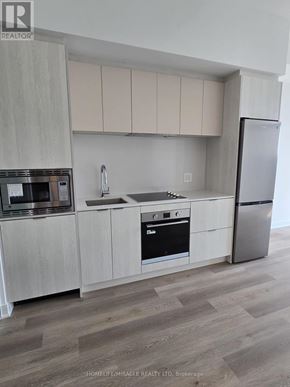 Mississauga (Cooksville) condo for rent - A kitchen with a refrigerator, oven, and sink.