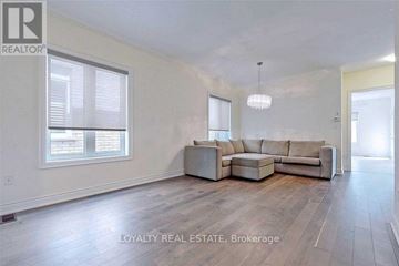 Richmond Hill (Oak Ridges) apartment for rent - A living room with a couch and a chandelier.