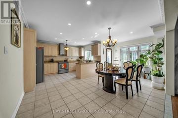 Newmarket (Woodland Hill) apartment for rent - A spacious kitchen and dining area with a large table and chairs.