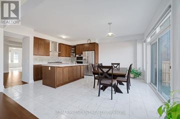 Woodstock (Woodstock - North) apartment for rent - A modern kitchen with a dining table and chairs.