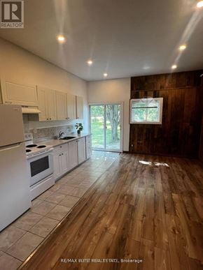 Whitchurch-Stouffville apartment for rent - A kitchen with white appliances and wooden floors.