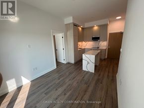 Vaughan (Vaughan Corporate Centre) condo for rent - A room with a kitchenette and a dining area.