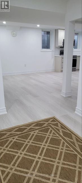 Bradford West Gwillimbury (Bradford) apartment for rent - A room with a rug on the floor and a white wall.