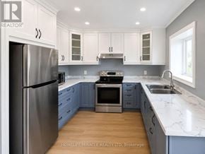 Niagara Falls (Dorchester) apartment for rent - A kitchen with a refrigerator, oven, and sink.