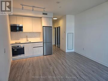 Mississauga (Central Erin Mills) condo for rent - A kitchen with a refrigerator, microwave, and oven.