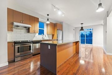 Delta townhouse for rent - A kitchen with wooden cabinets and a stainless steel oven.