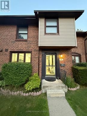 Kingston (Central City East) townhouse for rent - A house with a front yard and a black door.