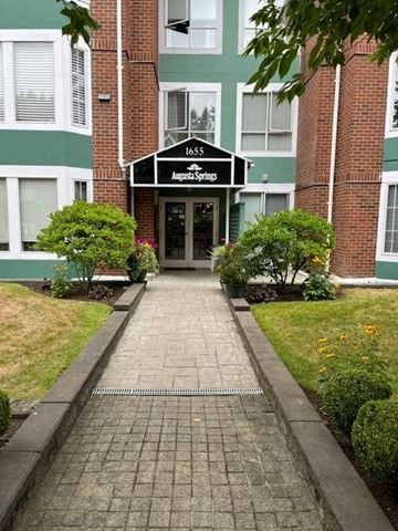 Burnaby apartment for rent - Huge Top Floor 2 Bedroom/2 bathroom Condo with Pool at Augusta Springs