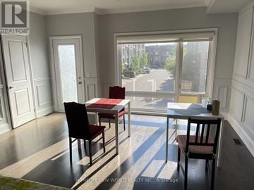 Toronto (Newtonbrook East) townhouse for rent - A dining room with a table and chairs is shown.
