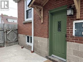Hamilton (Sunninghill) apartment for rent - A green door is on the right side of a brick house.
