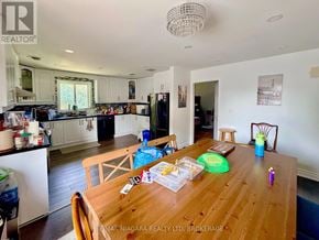 Niagara Falls (Dorchester) apartment for rent - A dining room with a wooden table and chairs.