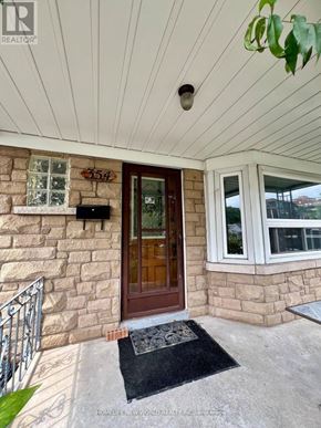 Toronto (Keelesdale-Eglinton West) apartment for rent - A house entrance with a black mat and a glass door.
