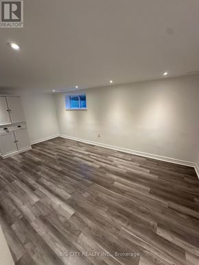 Richmond Hill (Mill Pond) apartment for rent - A room with wooden flooring and a window with blinds.