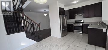 Caledon townhouse for rent - A kitchen with a refrigerator, stove, and oven.